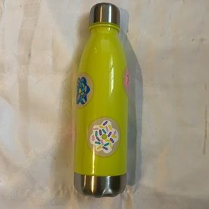 Botella plástica de líquido.